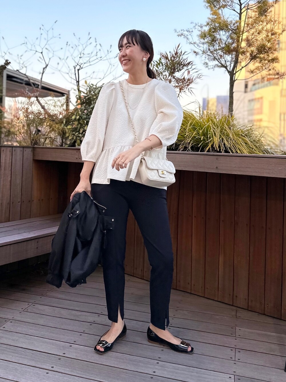 「お出かけコーデ、シンプルスタイル、大人コーデ、大人かわいい、きれいめコーディネート、ママコーデ、ボリューム袖、高身長コーデ」｜「NOLLEY’Sの◇【WEB限定】フクレジャガードペプラムギャザーブラウス（シャツ/ブラウス、ホワイト系）」を使った、nol matsubaさん（レディース・167cm）の春コーディネートの2枚目の写真