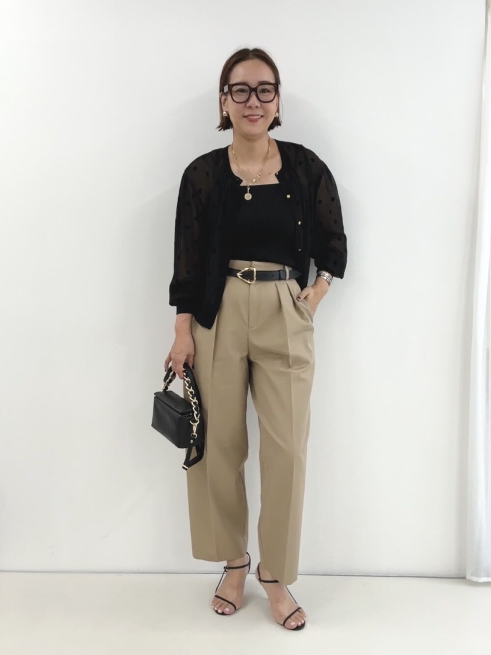 「きれいめカジュアル、シアートップス、大人コーデ、大人カジュアル、ゆるコーデ、パンツコーデ、ママファッション」｜「NOLLEY’Sの《手洗い可能》シアーフロッキードット柄クルーネックカーディガン（カーディガン/ボレロ、ブラック系）」を使った、nol matsubaさん（レディース・167cm）の夏コーディネートの3枚目の写真