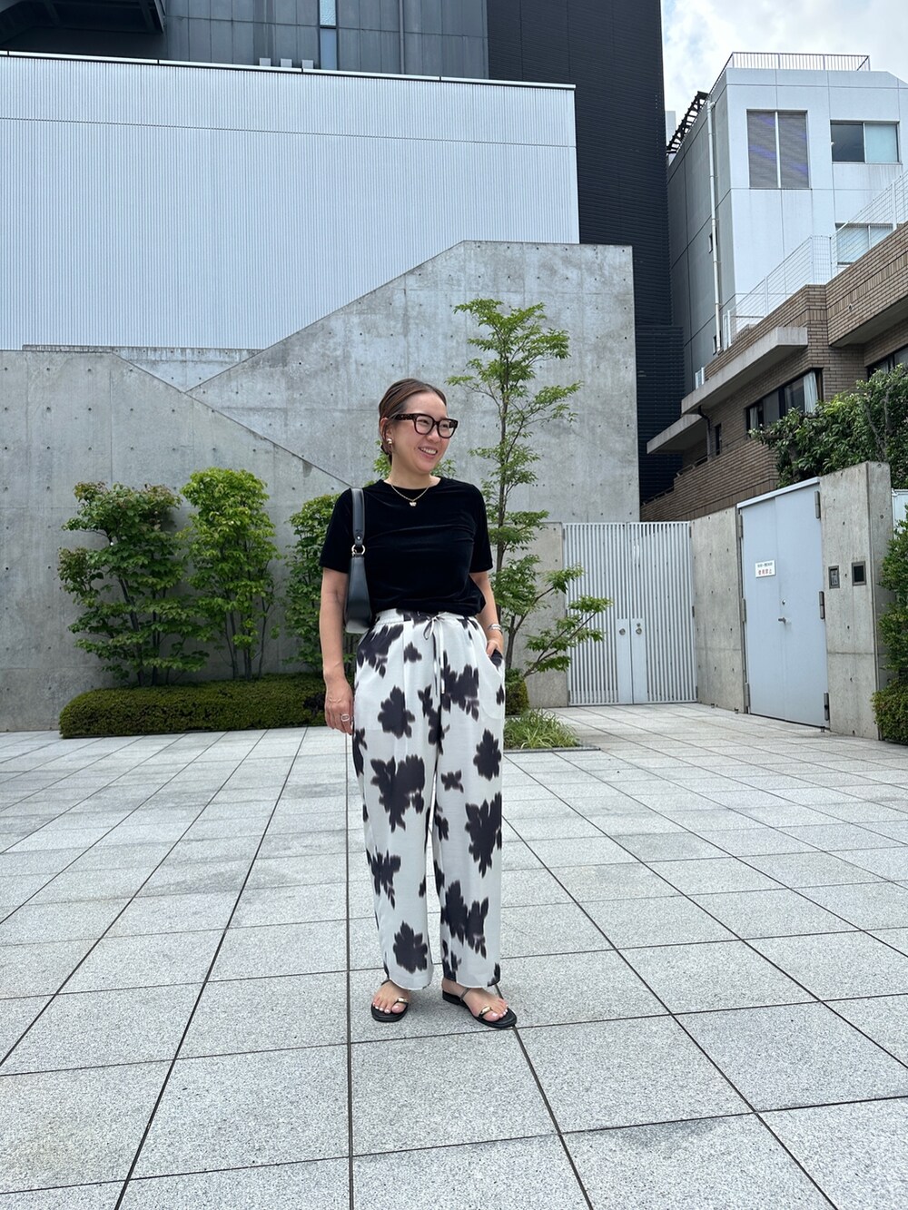 「夏コーデ、フェスコーデ、夏だ！Tシャツ着よう！、韓国ファッション、オトナ女子、モノモーン」｜「NOLLEY’SのシアーベロアTシャツ（Tシャツ/カットソー、ブラック系）」を使った、nol matsubaさん（レディース・167cm）の夏コーディネートの8枚目の写真