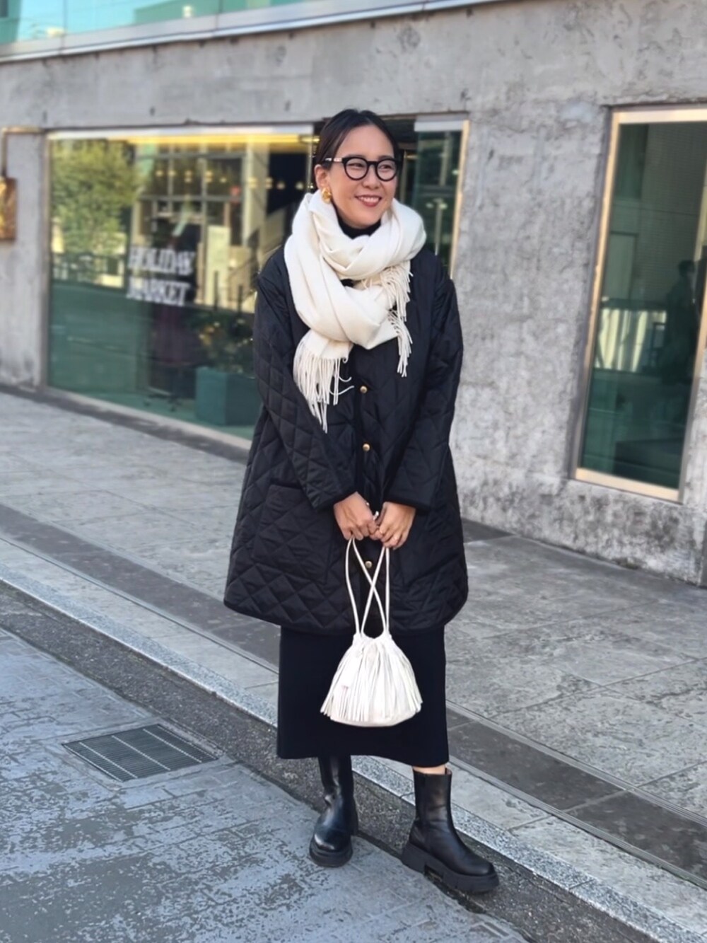 「マフラーぐるぐる、休日コーデ、オトナ女子、スカートスタイル、タートルネック、ママファッション、ブラックコーデ、モノトーンコーデ、トラディショナルウェザーウエア」｜「NOLLEY’Sのウールムジストール（ストール/ショール、ホワイト系）」を使った、nol matsubaさん（レディース・167cm）の冬コーディネートの2枚目の写真