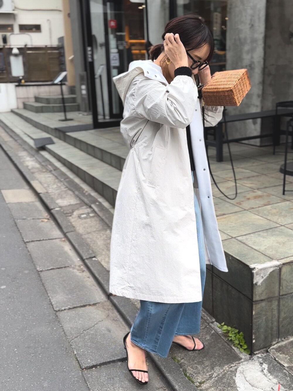 「シンプルコーデ、パンツスタイル、休日コーデ、きれいめカジュアル、デニムコーデ、春コーデ、春アウター」｜「NOLLEY’Sの◇【WEB限定】ミニリップストップロングコート（その他アウター、ホワイト系）」を使った、nol matsubaさん（レディース・167cm）の冬コーディネートの6枚目の写真