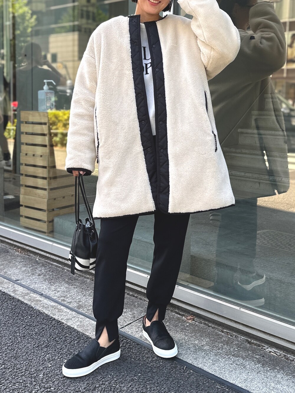「ストリート、厚底シューズ、秋服準備はじめました、メガネ女子、休日スタイル、ボア、ボアコート、TAION、冬アウター、ロゴニット、ジョガーパンツ、オトナ女子、おとこのこスタイル、大人カジュアルコーデ」｜「TAIONの◇【WEB限定】【TAION/タイオン】ノーカラーボアコート(リバーシブル)（ダウンジャケット/コート、ホワイト系）」を使った、nol matsubaさん（レディース・167cm）の夏コーディネートの5枚目の写真