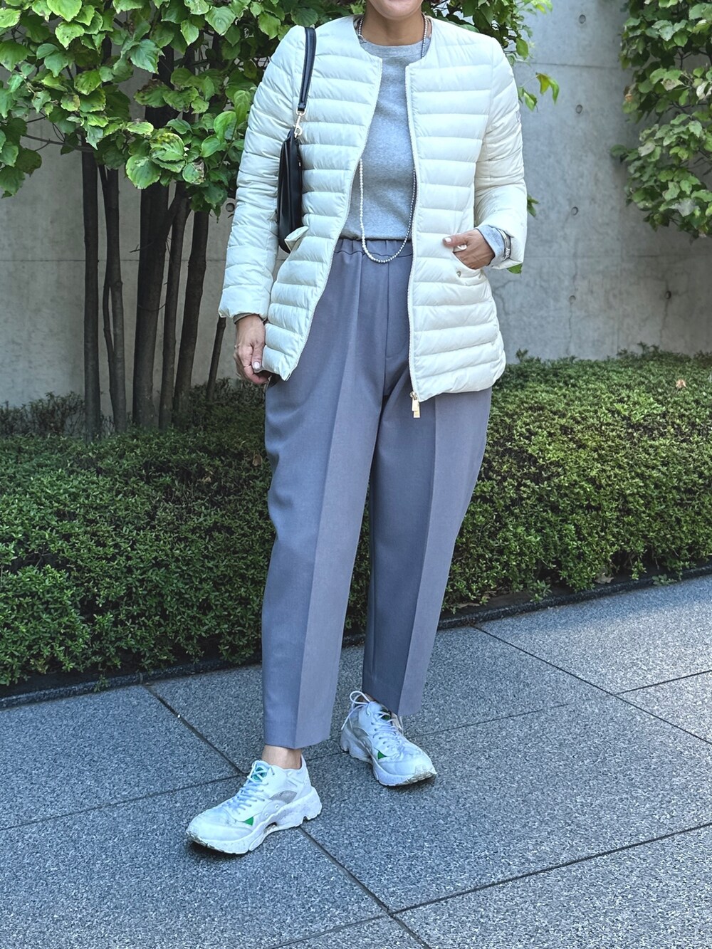 「スニーカー、休日スタイル、シンプルコーデ、秋先取りコーデ、ダウンコート、タトラス、タトラス別注、アウター」｜「Rie Millerのアンフォラリサイクルポリエステルイージーパンツ（その他パンツ、グレー系）」を使った、nol matsubaさん（レディース・167cm）の夏コーディネートの5枚目の写真