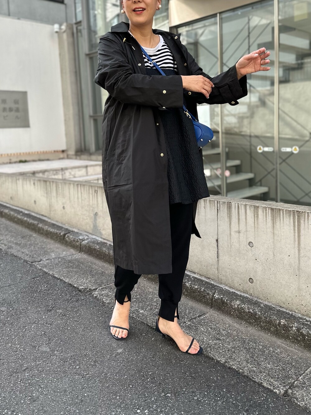 「春アウター、春コーデ、大人コーデ、オトナカジュアル、きれいめコーディネート、ママコーデ、ボーダー、高身長コーデ」｜「NOLLEY’Sの【WEB限定】【Traditional WeatherWear】レインパーカー（レインコート/ポンチョ、ブラック系）」を使った、nol matsubaさん（レディース・167cm）の春コーディネートの6枚目の写真