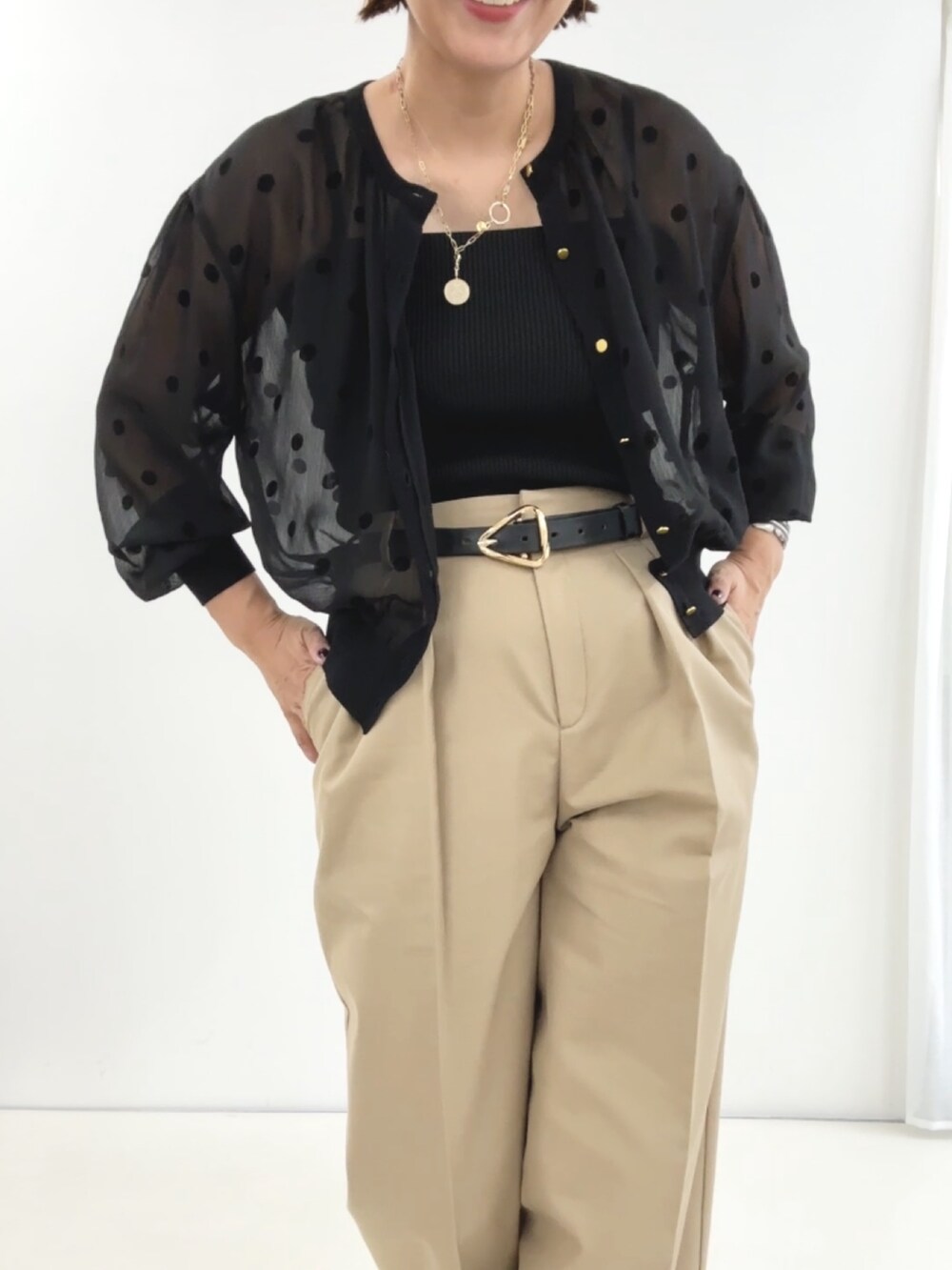 「きれいめカジュアル、シアートップス、大人コーデ、大人カジュアル、ゆるコーデ、パンツコーデ、ママファッション」｜「NOLLEY’Sの《手洗い可能》シアーフロッキードット柄クルーネックカーディガン（カーディガン/ボレロ、ブラック系）」を使った、nol matsubaさん（レディース・167cm）の夏コーディネートの2枚目の写真