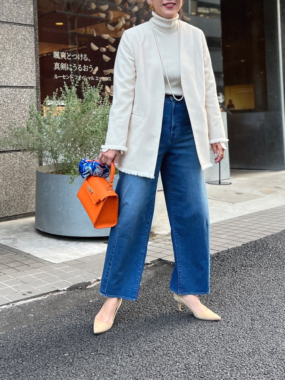 「シンプルコーデ、休日コーデ、きれいめカジュアル、オトナ女子、デニムコーデ、春コーデ、ハンドバッグ」｜「Rie Millerのハイウエストバギーデニム（デニムパンツ、ブルー系）」を使った、nol matsubaさん（レディース・167cm）の冬コーディネートの5枚目の写真