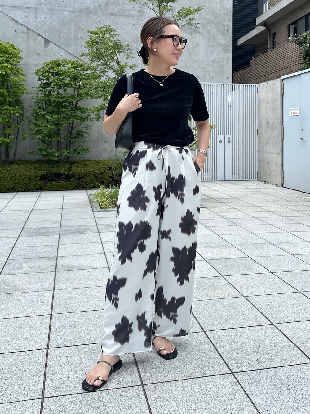 「夏コーデ、フェスコーデ、夏だ！Tシャツ着よう！、韓国ファッション、オトナ女子、モノモーン」｜「NOLLEY’SのシアーベロアTシャツ（Tシャツ/カットソー、ブラック系）」を使った、nol matsubaさん（レディース・167cm）の夏コーディネートの2枚目の写真