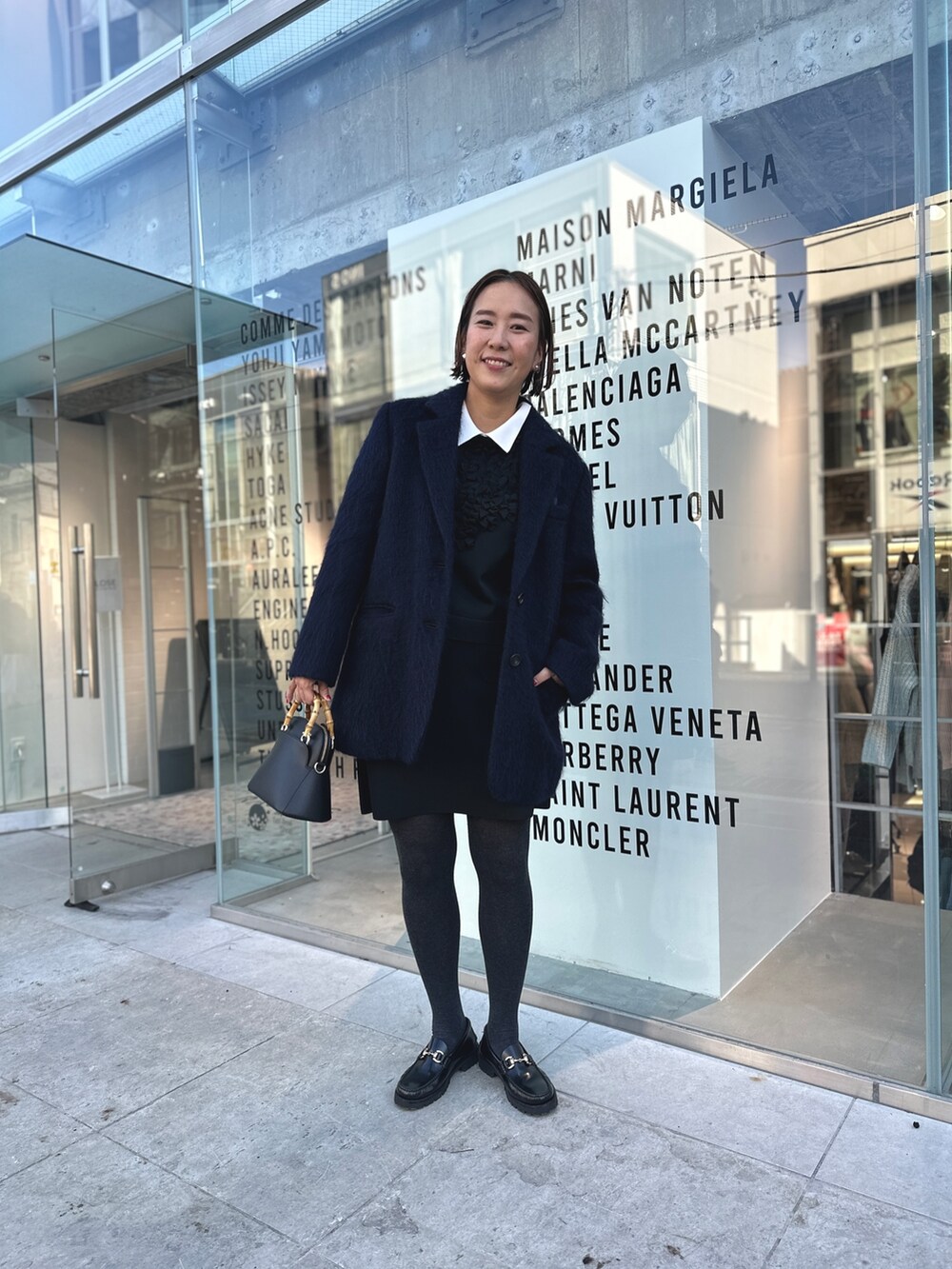 「お出かけコーデ、モノトーン、オトナカワイイ、春ファッション、オトナ女子、ミニスカート、フリル、セットアップ」｜「NOLLEY’Sの《セットアップ対応》《手洗い可能》前フリル白襟プルオーバーニット（ニット/セーター、ブラック系）」を使った、nol matsubaさん（レディース・167cm）の冬コーディネートの2枚目の写真