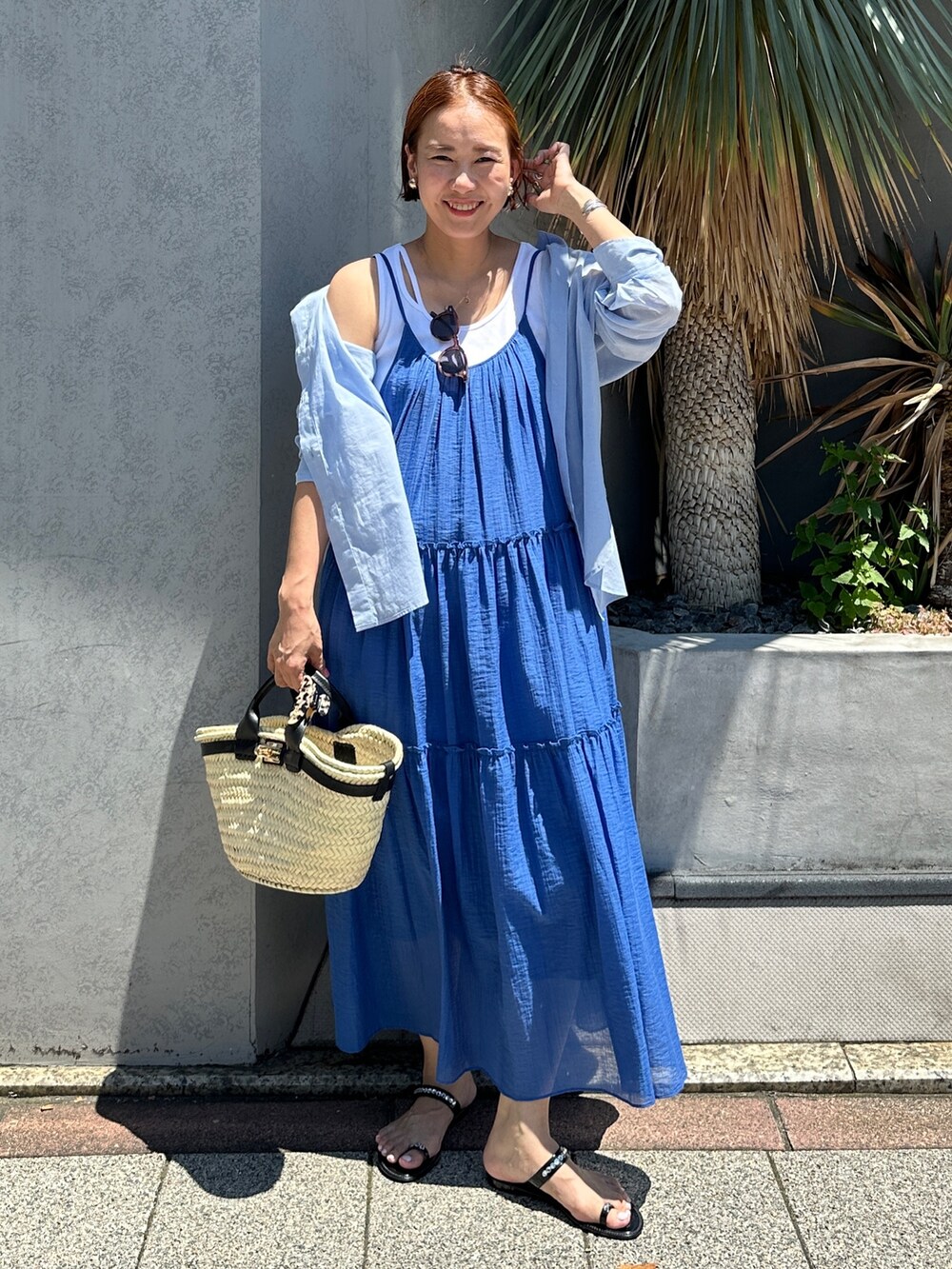 「夏コーデ、レイヤードスタイル、フェスコーデ、デートコーデ、トートバッグ、ワンピース、大人かわいい、大人カジュアル、オトナ女子、サンダルコーデ、楽チンコーデ、ロングワンピース、お出かけコーデ、高身長コーデ」｜「NOLLEY’Sのウォッシャブル2WAYキャミワンピース（ワンピース、ブルー系）」を使った、nol matsubaさん（レディース・167cm）の夏コーディネートの3枚目の写真