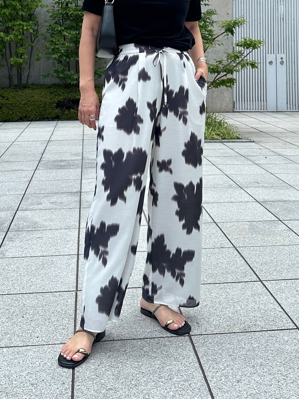 「夏コーデ、フェスコーデ、夏だ！Tシャツ着よう！、韓国ファッション、オトナ女子、モノモーン」｜「NOLLEY’SのシアーベロアTシャツ（Tシャツ/カットソー、ブラック系）」を使った、nol matsubaさん（レディース・167cm）の夏コーディネートの4枚目の写真