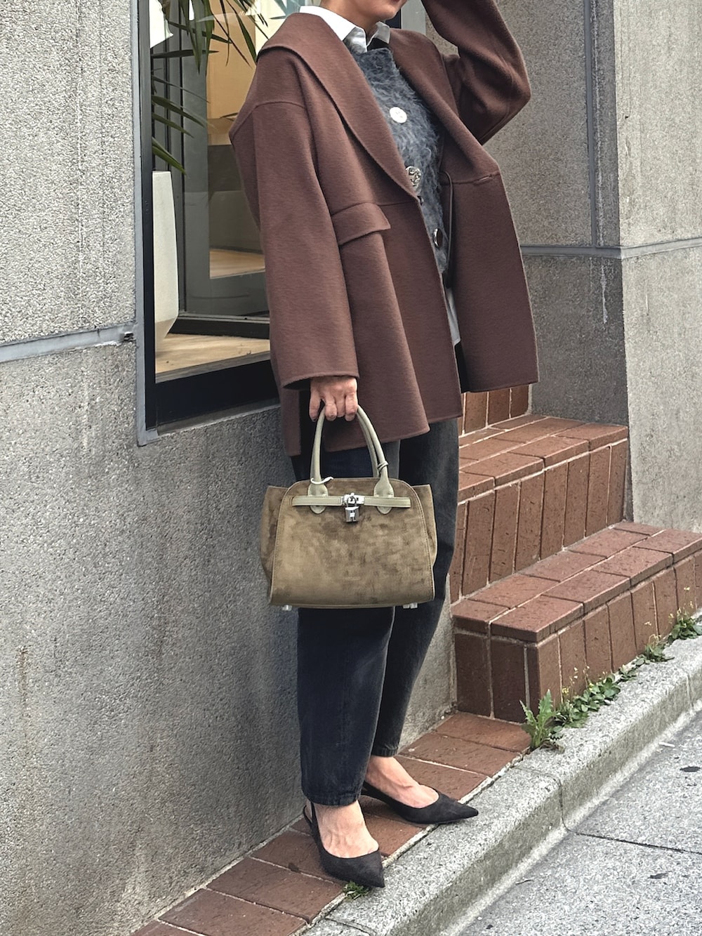 「オフィスカジュアル、秋服準備はじめました、秋カラー、大人女子、秋冬コーデ、大人かわいい、ママファッション、最旬ブラウンコーデ、秋、秋服コーデ、オトナカジュアル」｜「NOLLEY’S SophiのSUPER140リバーショールコート（その他アウター、ブラウン系）」を使った、nol matsubaさん（骨格ナチュラル・レディース・167cm）の秋コーディネートの2枚目の写真