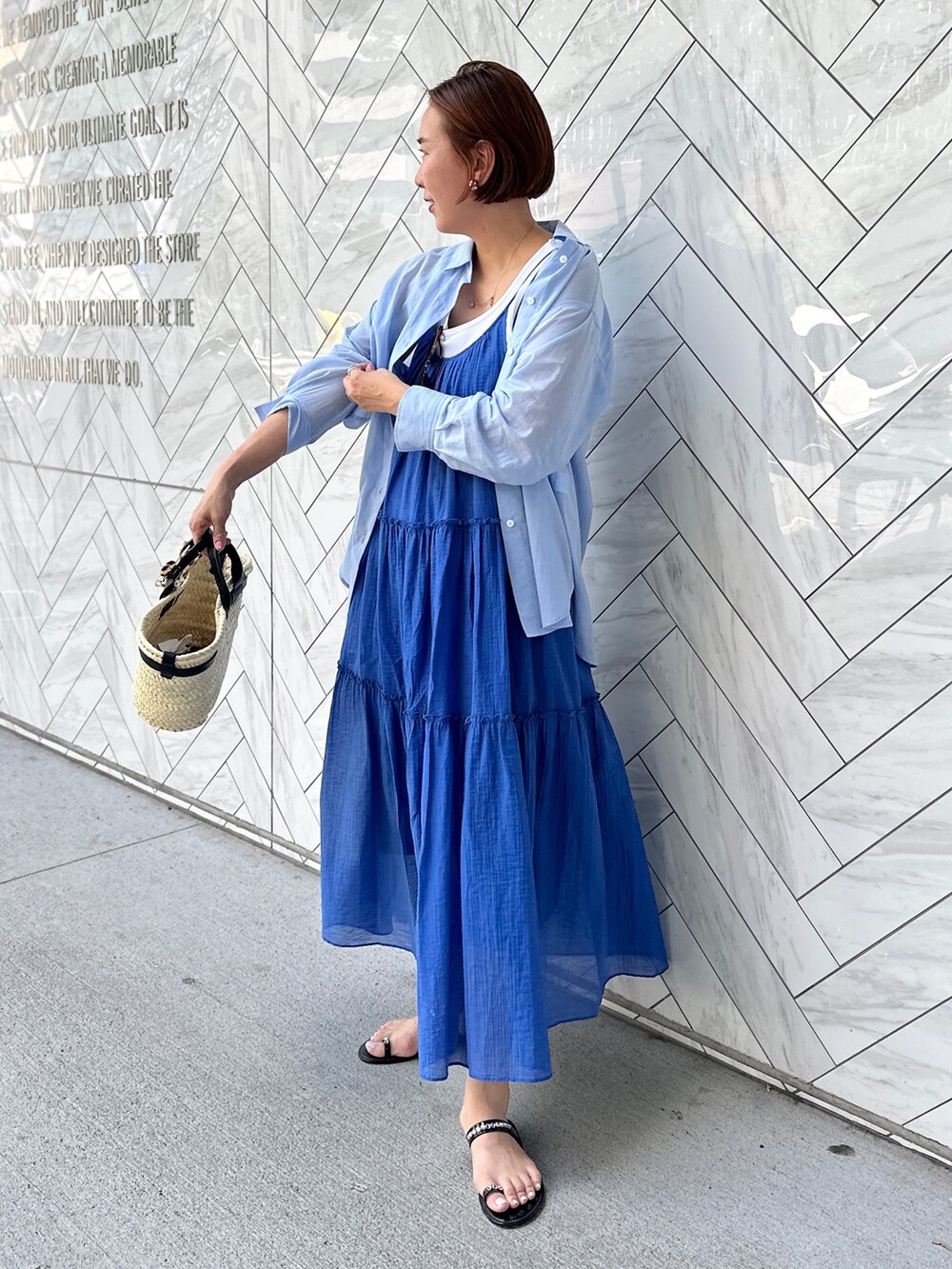 「夏コーデ、レイヤードスタイル、フェスコーデ、デートコーデ、トートバッグ、ワンピース、大人かわいい、大人カジュアル、オトナ女子、サンダルコーデ、楽チンコーデ、ロングワンピース、お出かけコーデ、高身長コーデ」｜「NOLLEY’Sのウォッシャブル2WAYキャミワンピース（ワンピース、ブルー系）」を使った、nol matsubaさん（レディース・167cm）の夏コーディネートの5枚目の写真