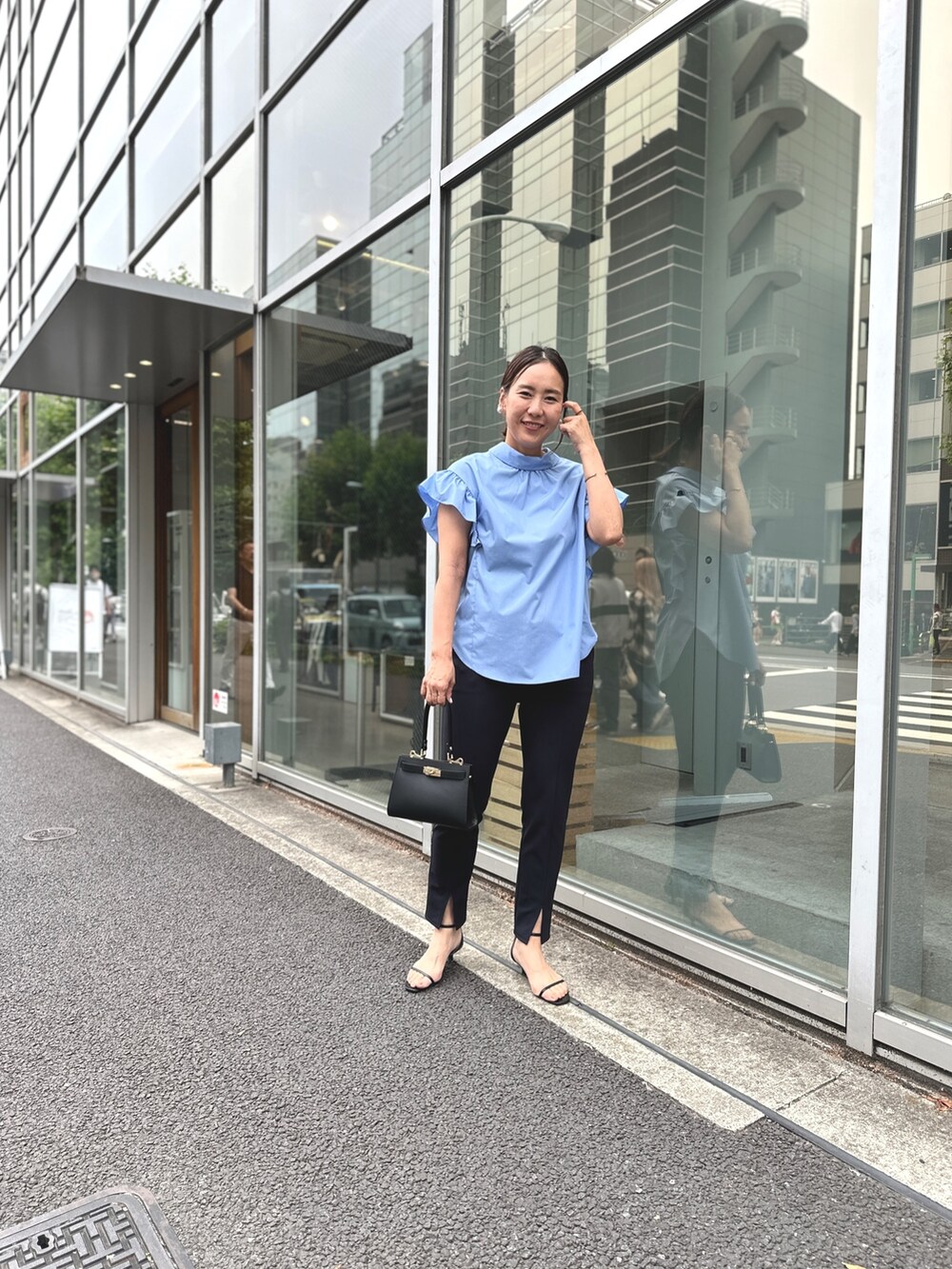 「休日スタイル、ショルダーバッグ、韓国ファッション、大人カジュアル、大人かわいい、キレイめコーデ、オフィスカジュアル、夏コーデ、シンプルコーデ」｜「NOLLEY’Sのロールネックバックリボンブラウス（シャツ/ブラウス、ブルー系）」を使った、nol matsubaさん（レディース・167cm）の夏コーディネートの2枚目の写真