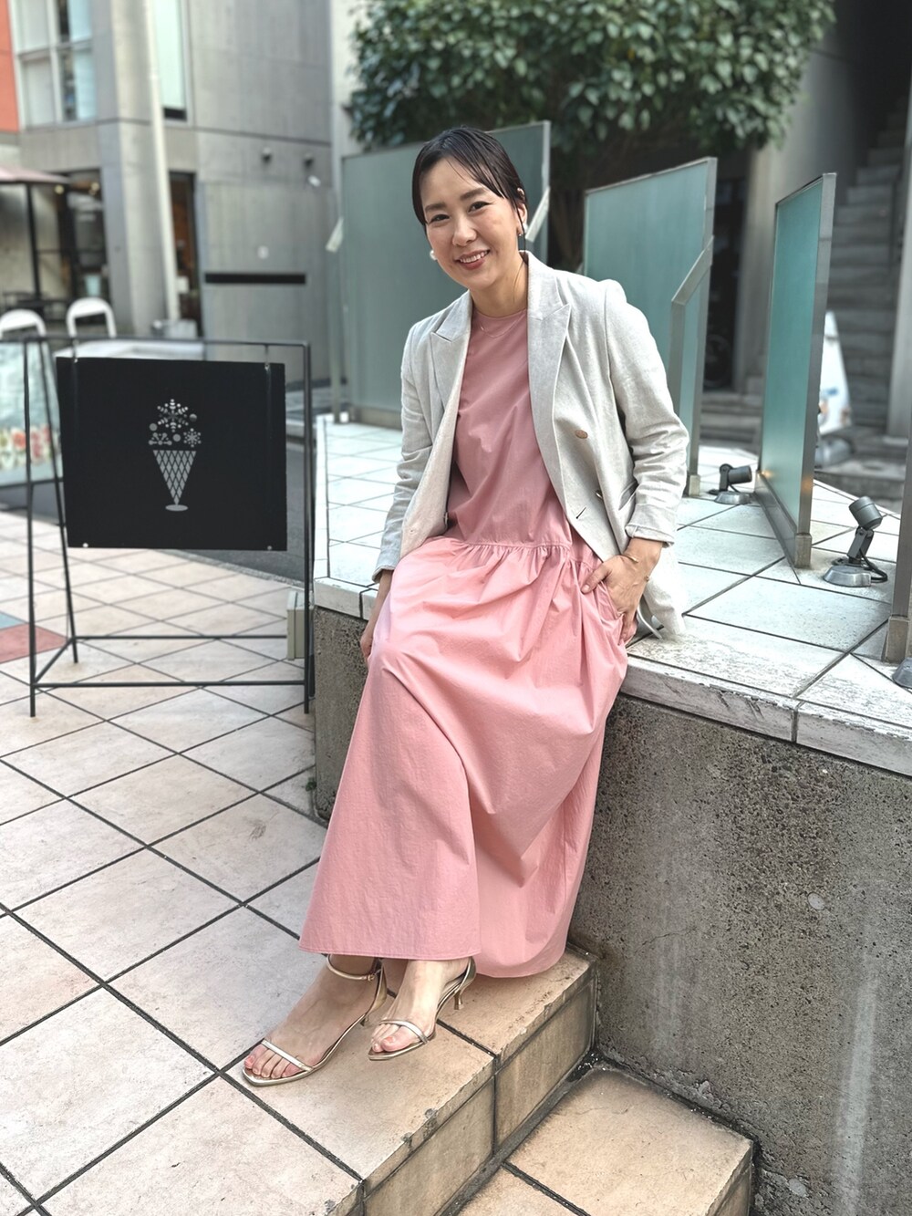 「春コーデ、オトナカジュアル、ワンピーススタイル、きれいめコーディネート」｜「NOLLEY’S Sophiのハードリネンダブルジャケット（テーラードジャケット、ベージュ系）」を使った、nol matsubaさん（レディース・167cm）の春コーディネートの4枚目の写真