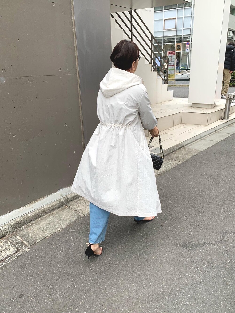 「シンプルコーデ、パンツスタイル、休日コーデ、きれいめカジュアル、デニムコーデ、春コーデ、春アウター」｜「NOLLEY’Sの◇【WEB限定】ミニリップストップロングコート（その他アウター、ホワイト系）」を使った、nol matsubaさん（レディース・167cm）の冬コーディネートの5枚目の写真