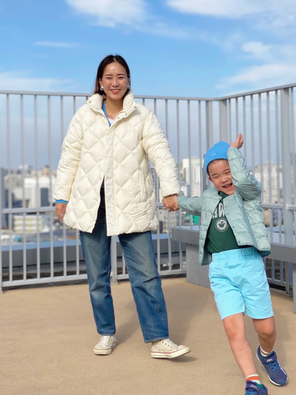 「カジュアルコーデ、オトナカジュアル、スニーカーコーデ、ホワイトコーデ、converse、親子コーデ、キッズコーデ、リンクコーデ、TAION、ダウンジャケット」｜「TAIONの◇【WEB限定】【TAION/タイオン】別注ダイヤキルトスタンドミドルダウン（ダウンジャケット/コート、ホワイト系）」を使った、nol matsubaさん（レディース・167cm）の冬コーディネートの3枚目の写真