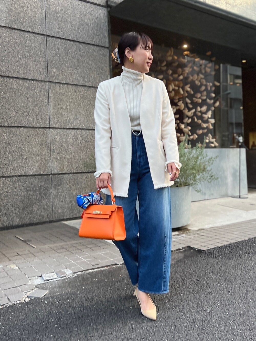 「シンプルコーデ、休日コーデ、きれいめカジュアル、オトナ女子、デニムコーデ、春コーデ、ハンドバッグ」｜「Rie Millerのハイウエストバギーデニム（デニムパンツ、ブルー系）」を使った、nol matsubaさん（レディース・167cm）の冬コーディネートの2枚目の写真