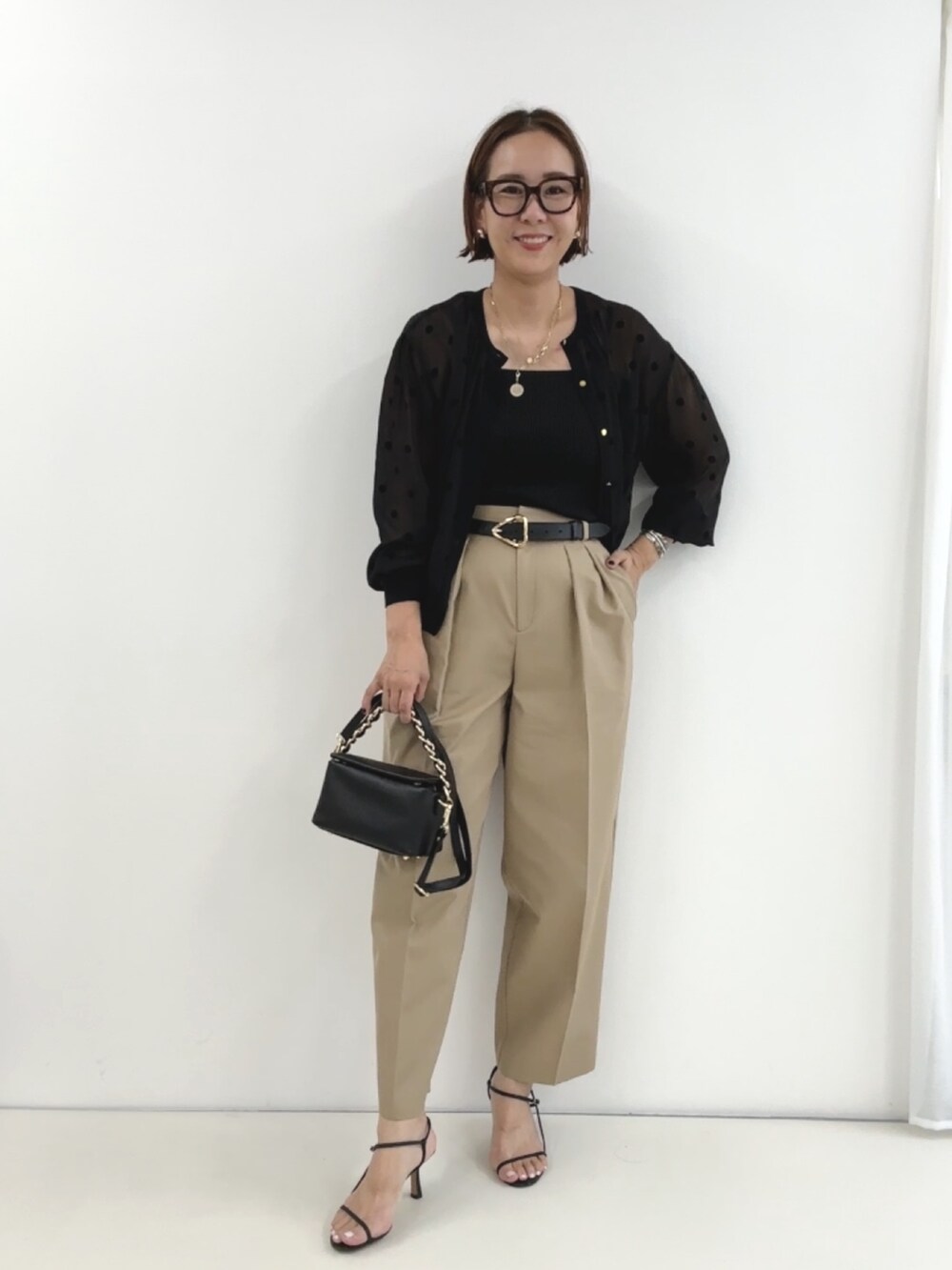 「きれいめカジュアル、シアートップス、大人コーデ、大人カジュアル、ゆるコーデ、パンツコーデ、ママファッション」｜「NOLLEY’Sの《手洗い可能》シアーフロッキードット柄クルーネックカーディガン（カーディガン/ボレロ、ブラック系）」を使った、nol matsubaさん（レディース・167cm）の夏コーディネートの5枚目の写真