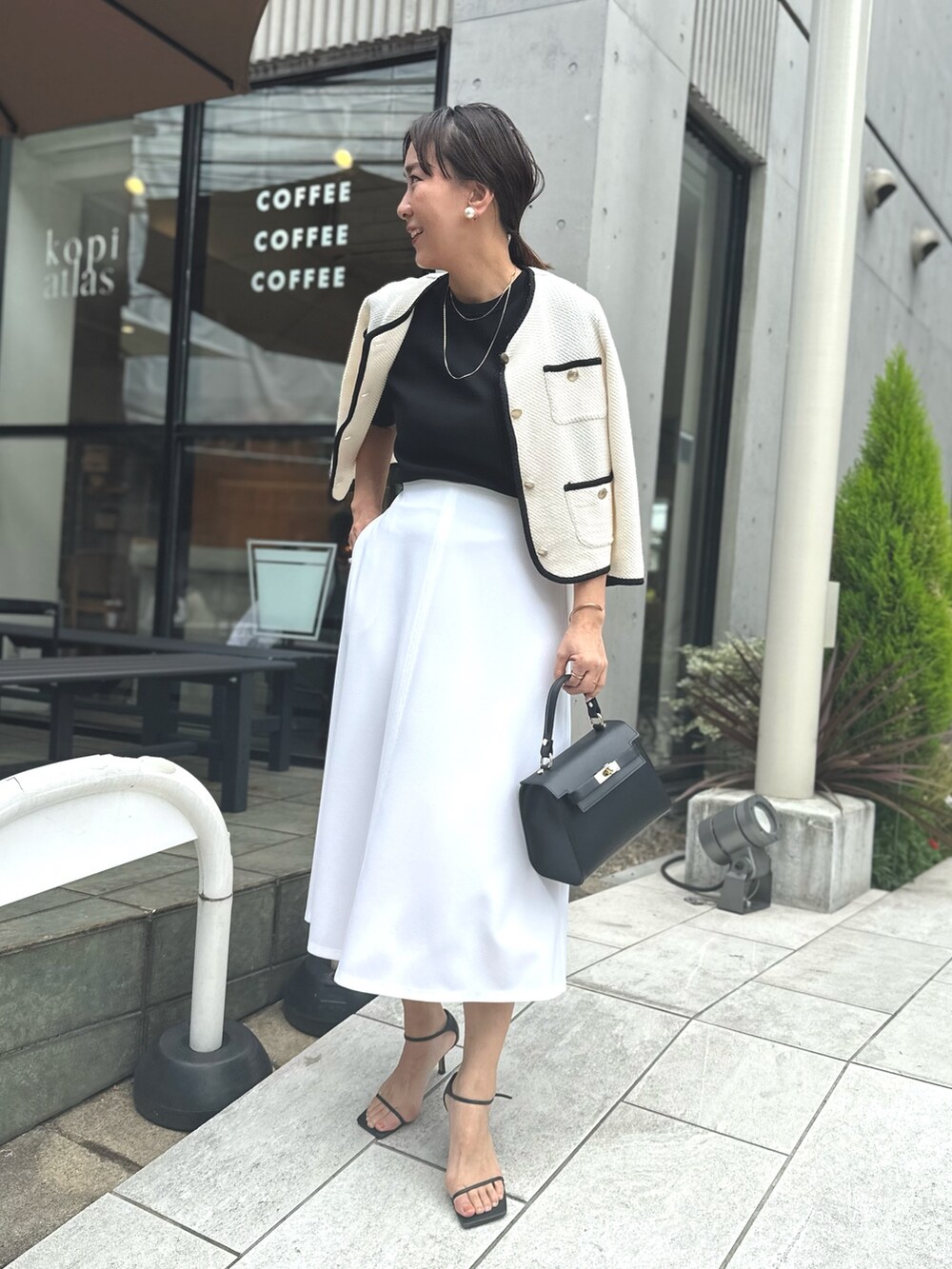 「お出かけコーデ、春コーデ、大人コーデ、大人かわいい、ママコーデ、高身長コーデ、セレモニー」｜「NOLLEY’S Sophiの《手洗い可能》カラミツイードパイピングジャケット（ノーカラージャケット、ホワイト系）」を使った、nol matsubaさん（レディース・167cm）の春コーディネートの4枚目の写真