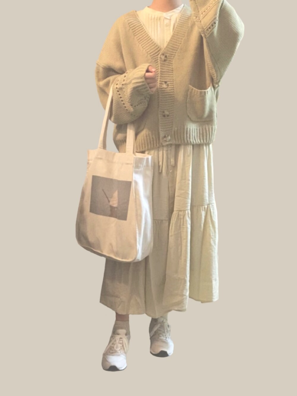 グリーン系のカーディガン/ボレロ、ホワイト系のワンピース/ドレス、ホワイト系のスニーカーを着用したレディースの秋コーディネートの2枚目の写真