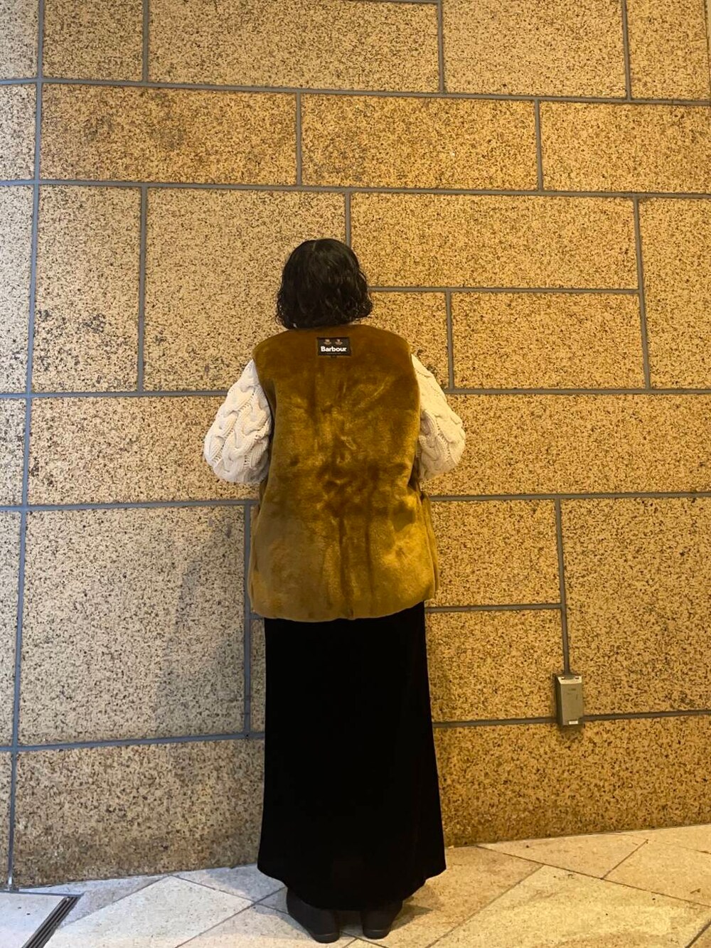 ブラウン系のその他アウター、ブラック系のスニーカー、ブラック系のスカートを着用したレディースの冬コーディネートの4枚目の写真