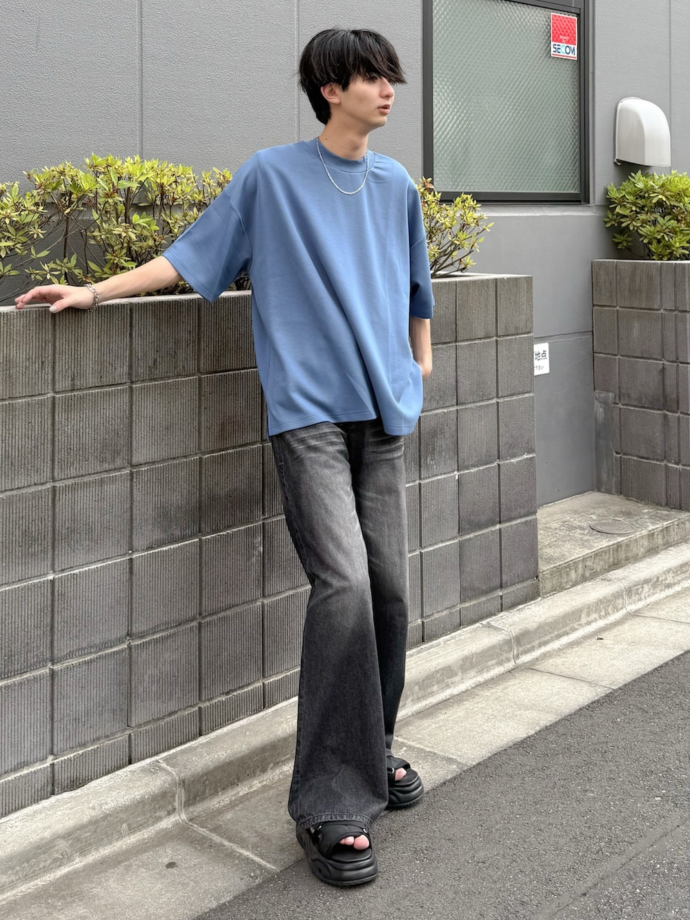 「デニム、ポンチ、休日スタイル、お出かけコーデ、厚底シューズ、きれいめカジュアル、シンプルコーデ、モックネック、夏だ！Tシャツ着よう！、夏ルックで気分アップ」｜「ASTRONOMYの【セットアップ対応可】ライトウェイトエイジングデニムパンツ（デニムパンツ、ブラック系）」を使った、たかさん（メンズ・178cm）の夏コーディネートの2枚目の写真