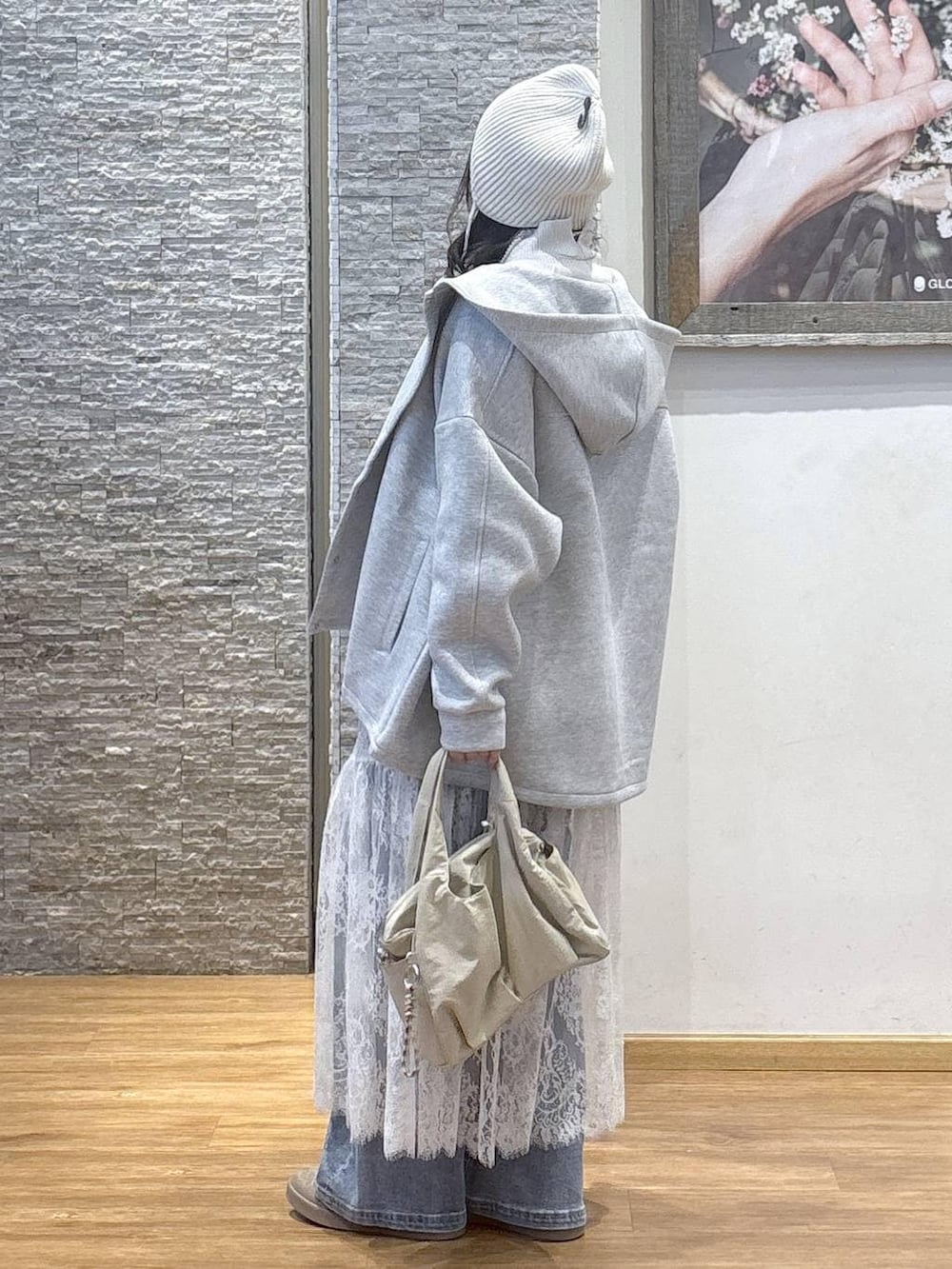 ベージュ系のトートバッグ、ブラウン系のワンピース、グレー系のブルゾンを着用したレディースの秋コーディネートの5枚目の写真