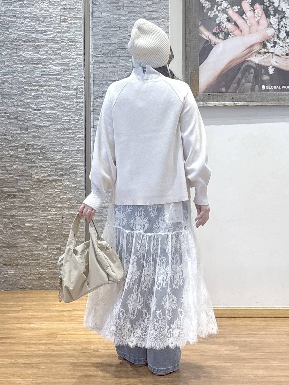 ベージュ系のトートバッグ、ブラウン系のワンピース、グレー系のブルゾンを着用したレディースの秋コーディネートの9枚目の写真