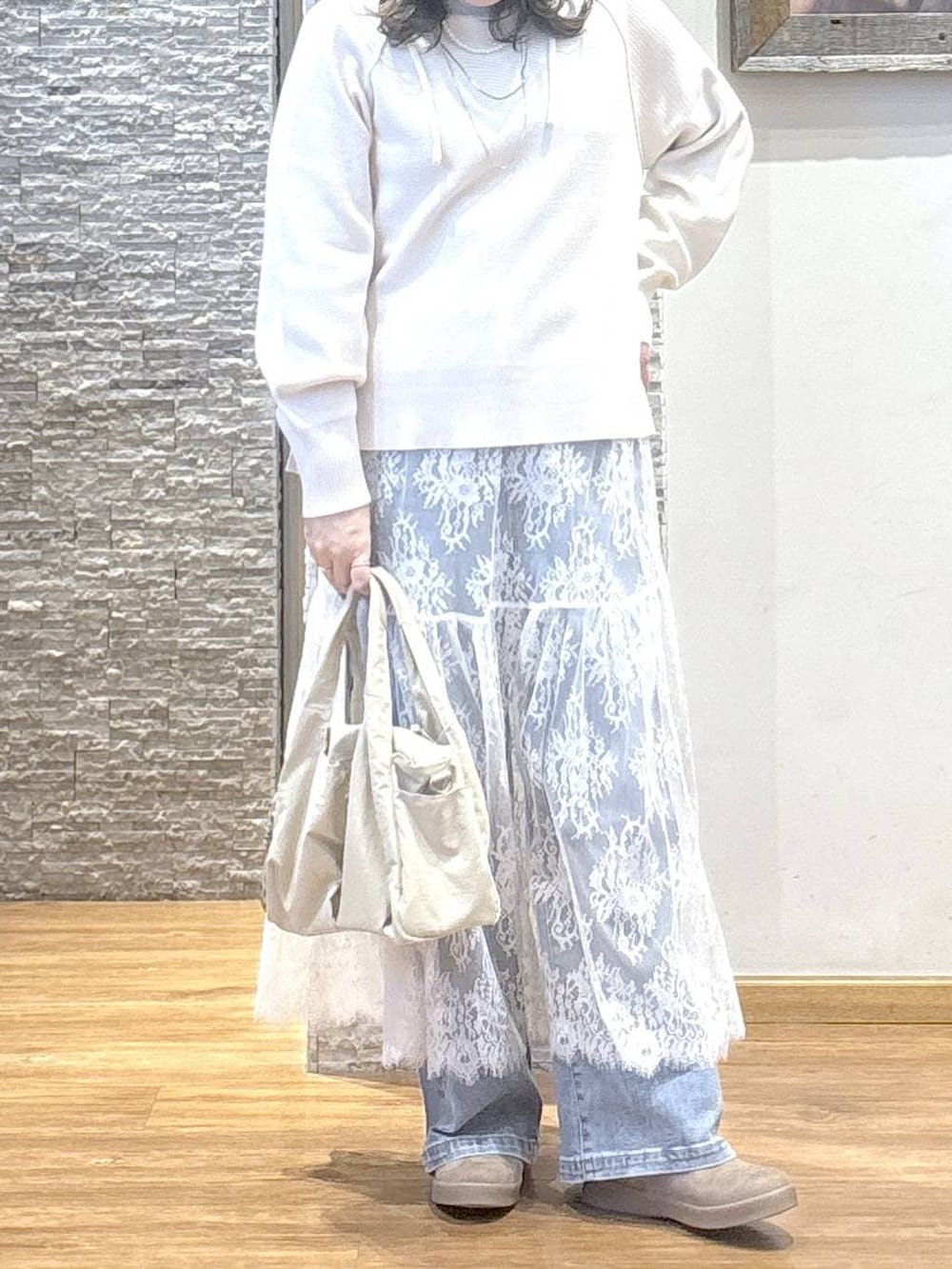 ベージュ系のトートバッグ、ブラウン系のワンピース、グレー系のブルゾンを着用したレディースの秋コーディネートの8枚目の写真