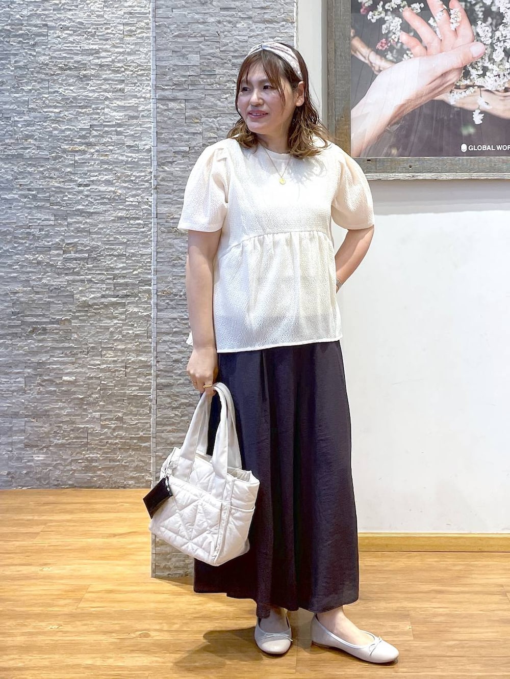 「着痩せ・細見え、体型カバー、リラックス、GLOBAL WORK、ワイドパンツ」｜「GLOBAL WORKのらくっション撥水バレエ/135873（バレエシューズ、ホワイト系）」を使った、きくさん（レディース・161cm）の夏コーディネートの2枚目の写真