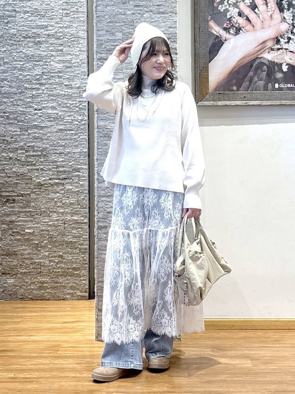 ベージュ系のトートバッグ、ブラウン系のワンピース、グレー系のブルゾンを着用したレディースの秋コーディネートの7枚目の写真