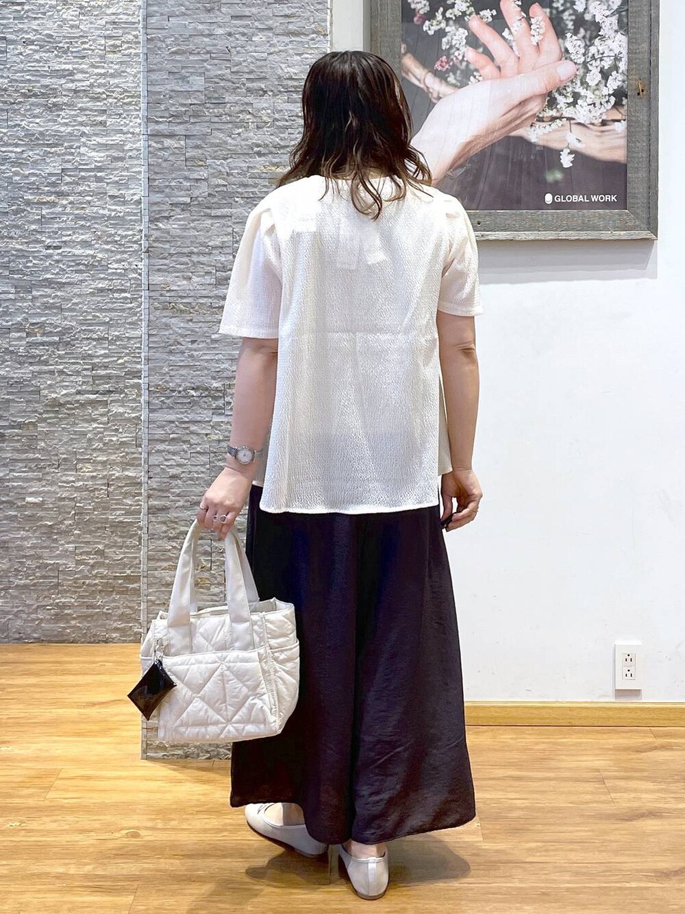 「着痩せ・細見え、体型カバー、リラックス、GLOBAL WORK、ワイドパンツ」｜「GLOBAL WORKのらくっション撥水バレエ/135873（バレエシューズ、ホワイト系）」を使った、きくさん（レディース・161cm）の夏コーディネートの4枚目の写真