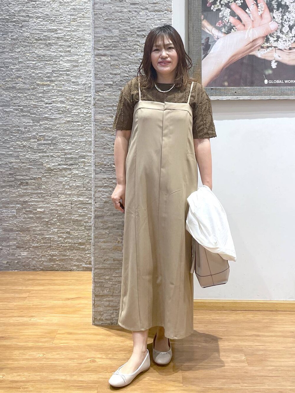 ホワイト系のバレエシューズ、ベージュ系のワンピース、ブラウン系のTシャツ/カットソーを着用したレディースの夏コーディネートの4枚目の写真