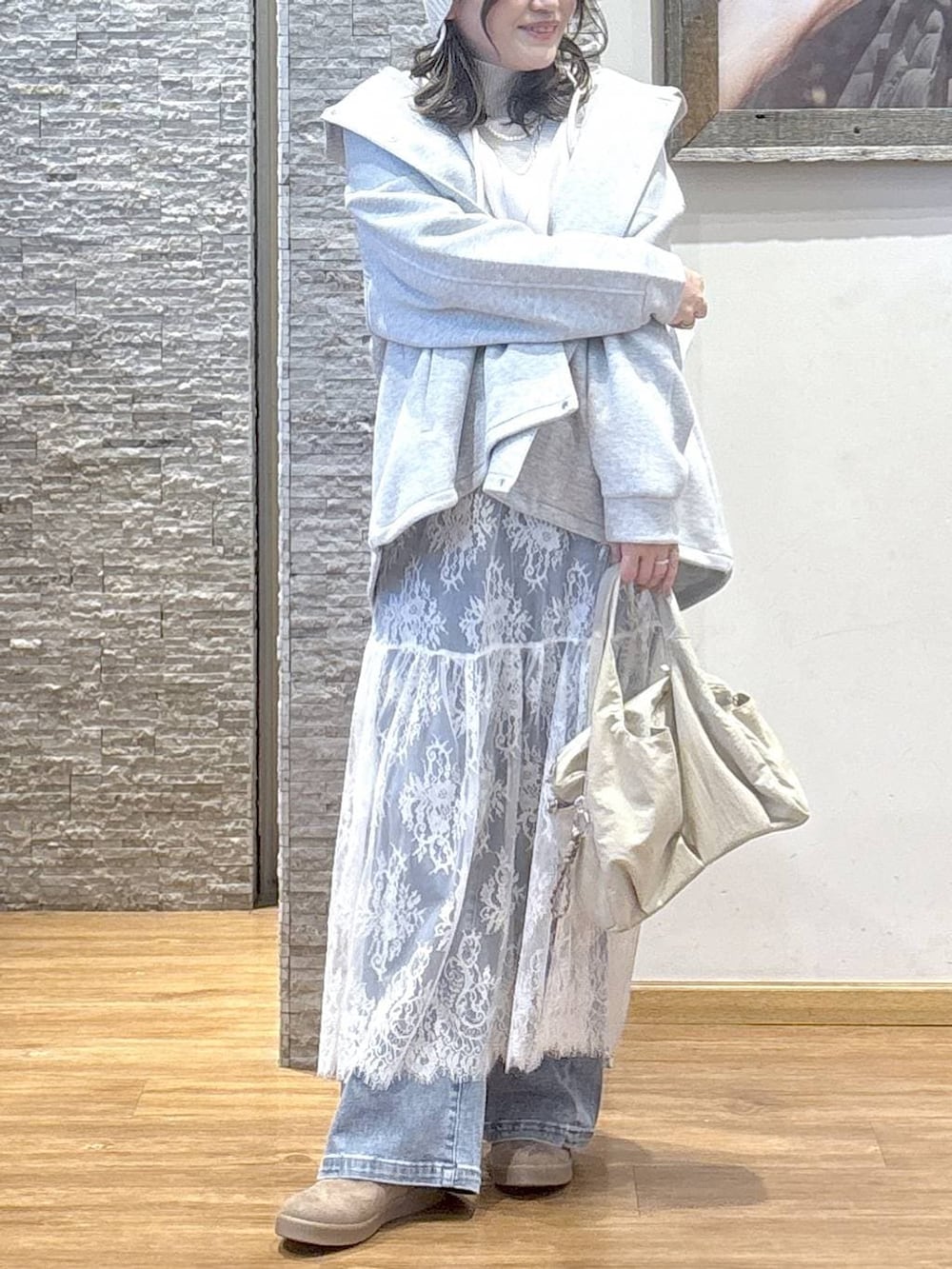 ベージュ系のトートバッグ、ブラウン系のワンピース、グレー系のブルゾンを着用したレディースの秋コーディネートの4枚目の写真