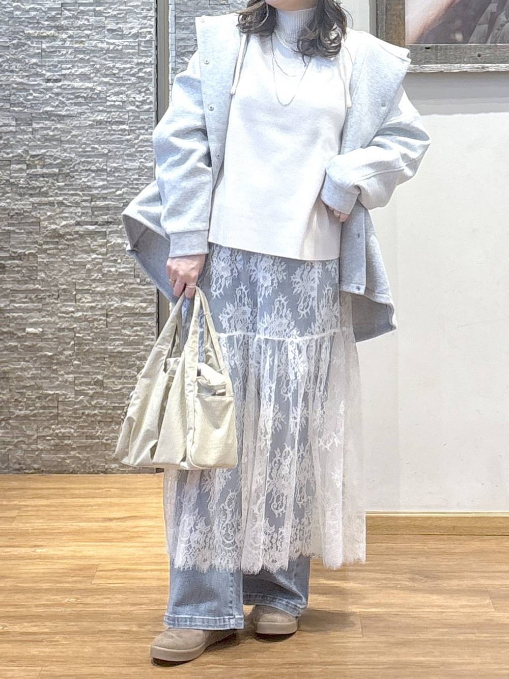 ベージュ系のトートバッグ、ブラウン系のワンピース、グレー系のブルゾンを着用したレディースの秋コーディネートの3枚目の写真