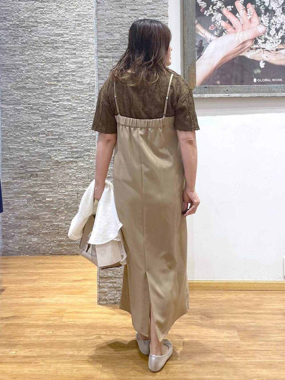 ホワイト系のバレエシューズ、ベージュ系のワンピース、ブラウン系のTシャツ/カットソーを着用したレディースの夏コーディネートの6枚目の写真