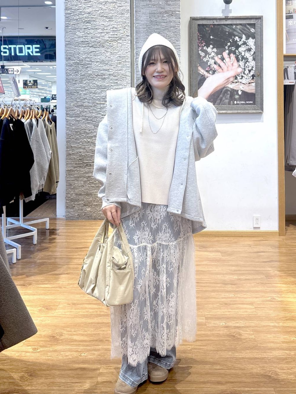 ベージュ系のトートバッグ、ブラウン系のワンピース、グレー系のブルゾンを着用したレディースの秋コーディネートの2枚目の写真