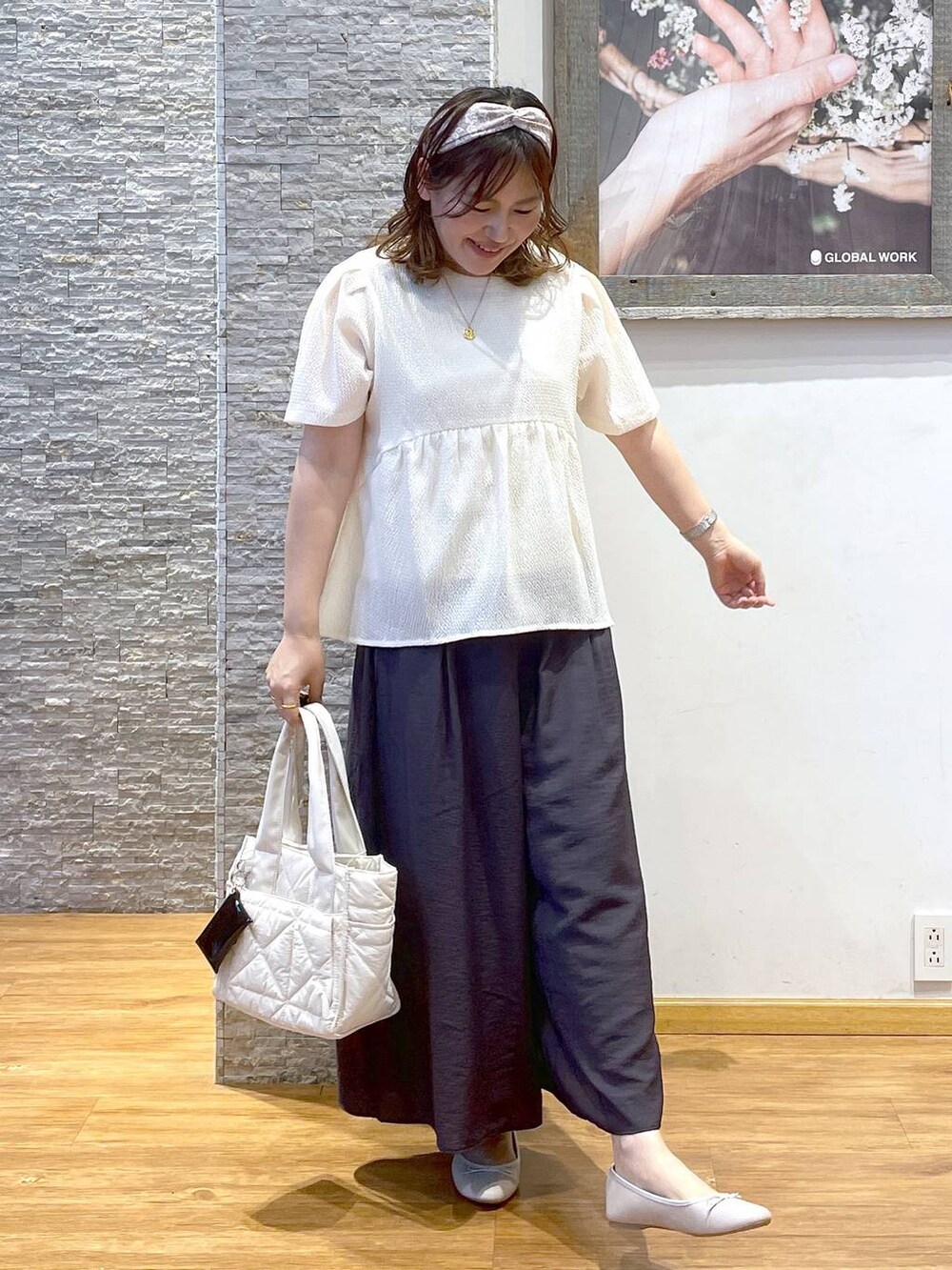 「着痩せ・細見え、体型カバー、リラックス、GLOBAL WORK、ワイドパンツ」｜「GLOBAL WORKのらくっション撥水バレエ/135873（バレエシューズ、ホワイト系）」を使った、きくさん（レディース・161cm）の夏コーディネートの3枚目の写真