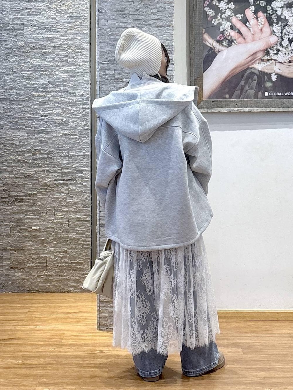 ベージュ系のトートバッグ、ブラウン系のワンピース、グレー系のブルゾンを着用したレディースの秋コーディネートの6枚目の写真