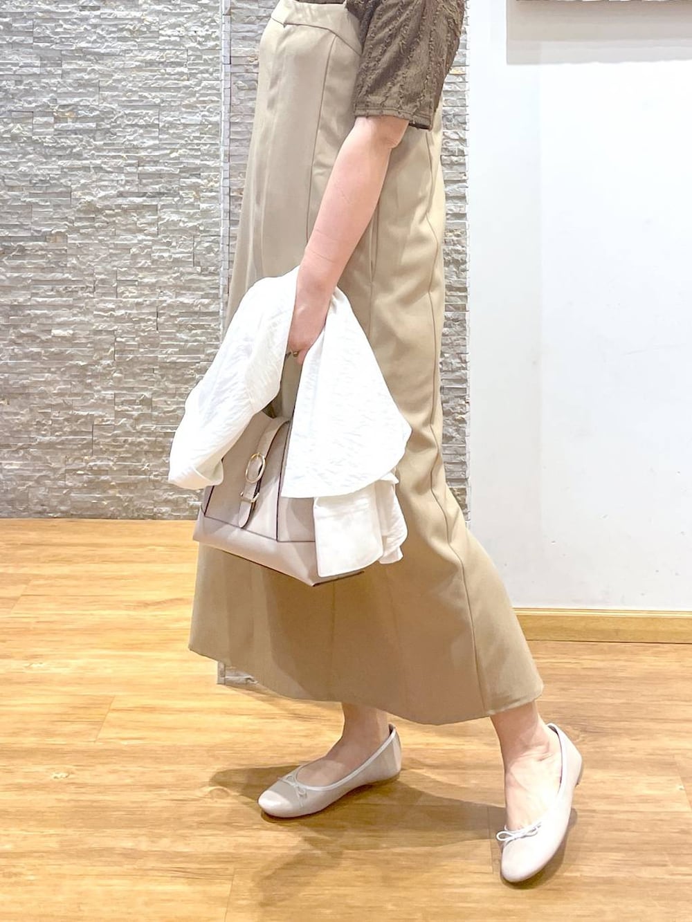 ホワイト系のバレエシューズ、ベージュ系のワンピース、ブラウン系のTシャツ/カットソーを着用したレディースの夏コーディネートの5枚目の写真