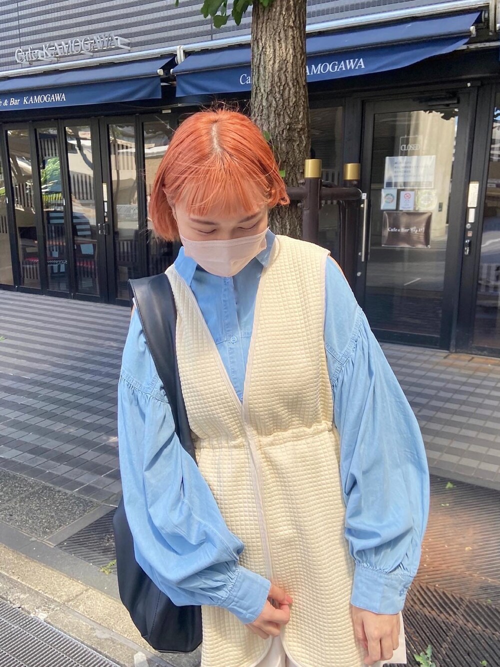 ブルー系のシャツ/ブラウス、ベージュ系のベスト、ホワイト系のその他パンツを着用したレディースの秋コーディネートの4枚目の写真