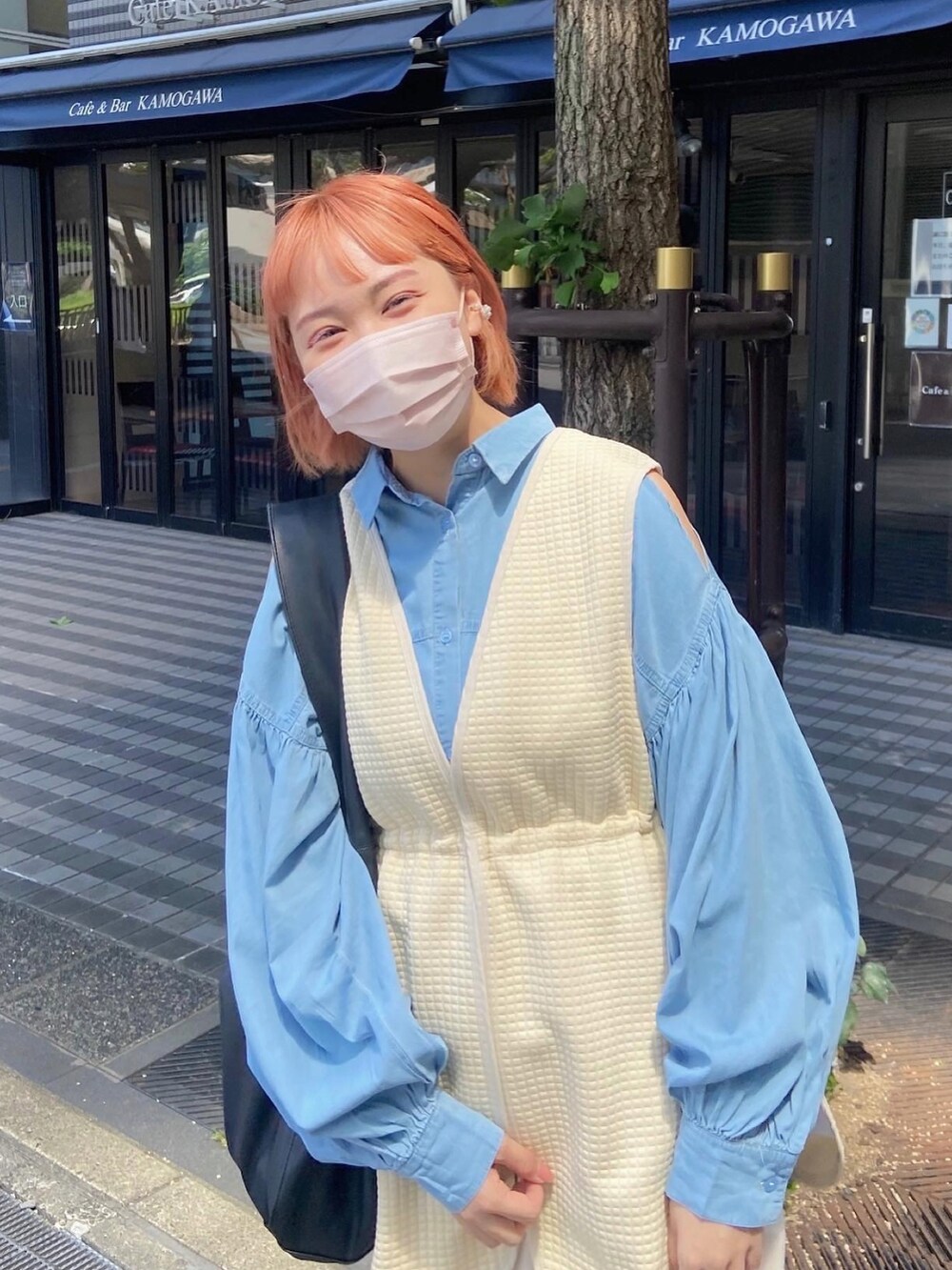 ブルー系のシャツ/ブラウス、ベージュ系のベスト、ホワイト系のその他パンツを着用したレディースの秋コーディネートの3枚目の写真
