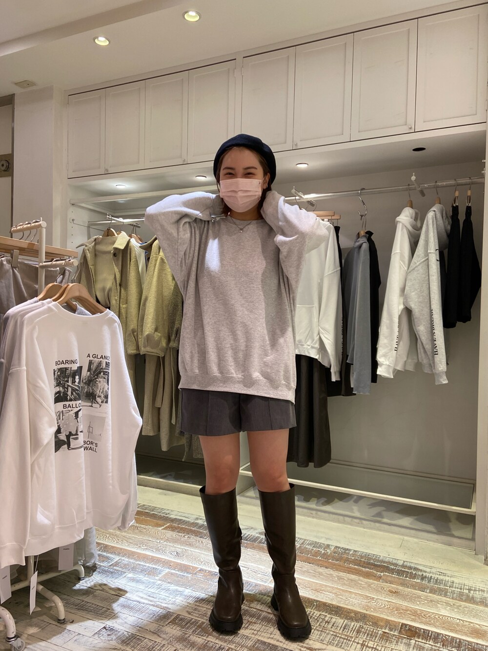 グレー系のスウェット、グレー系のその他パンツ、グリーン系のブーツを着用したレディースの冬コーディネートの2枚目の写真