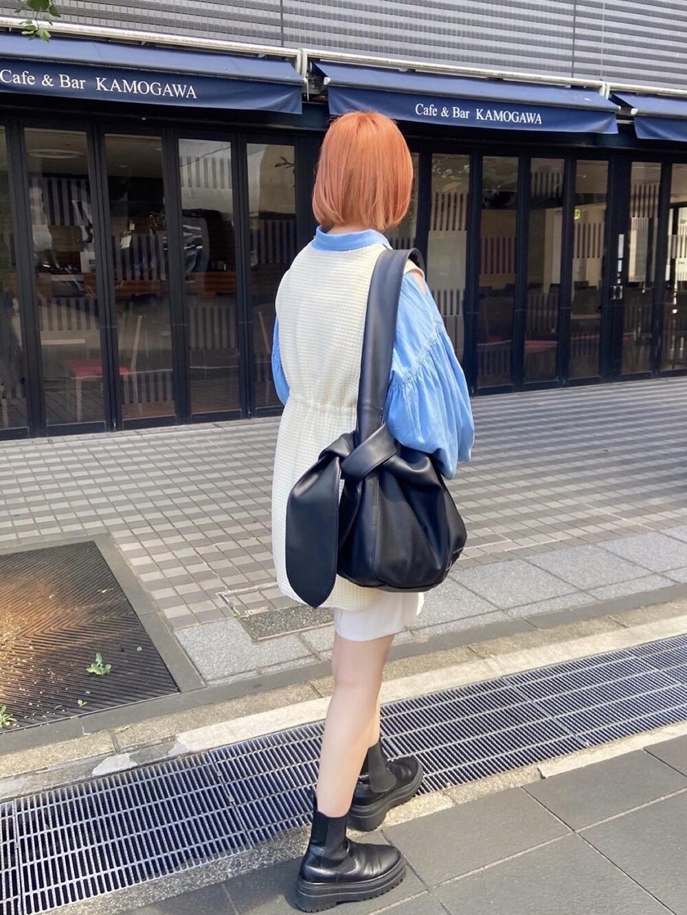 ブルー系のシャツ/ブラウス、ベージュ系のベスト、ホワイト系のその他パンツを着用したレディースの秋コーディネートの2枚目の写真