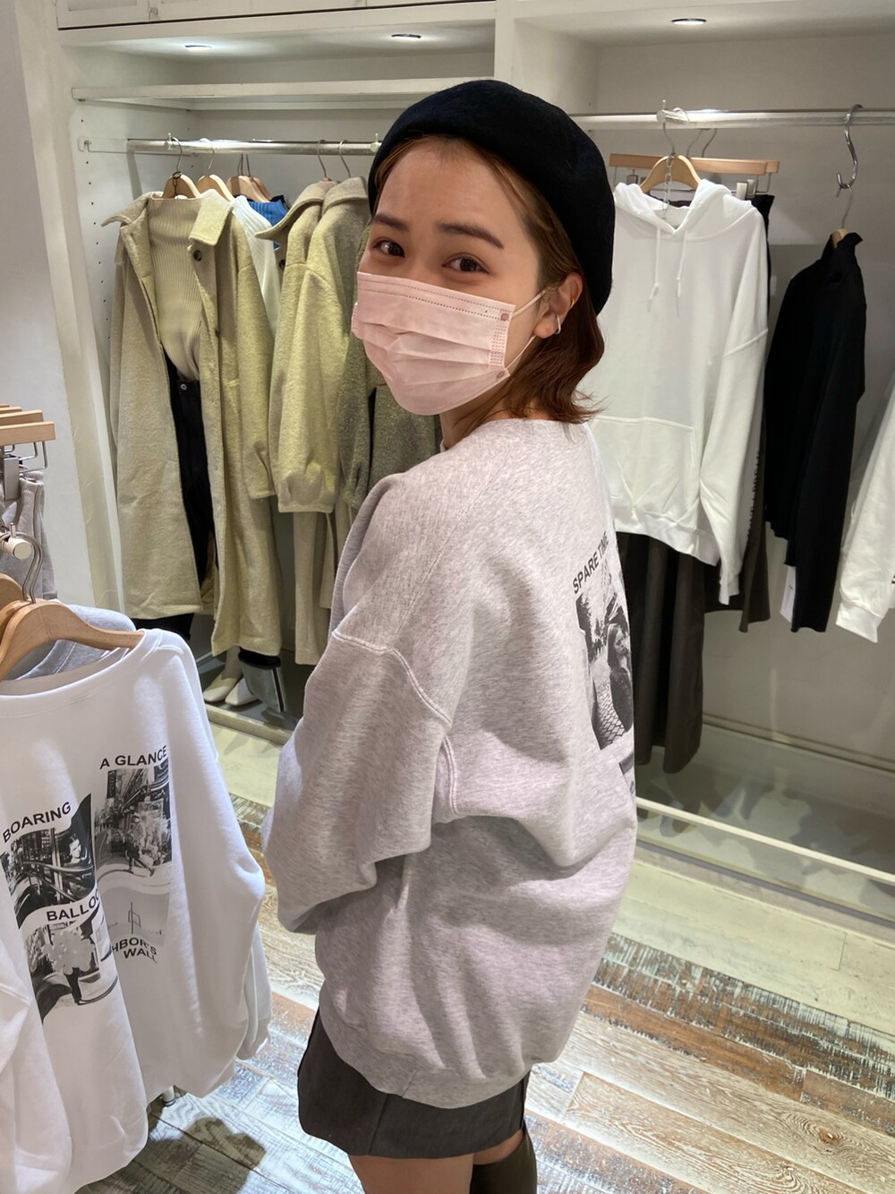 グレー系のスウェット、グレー系のその他パンツ、グリーン系のブーツを着用したレディースの冬コーディネートの3枚目の写真