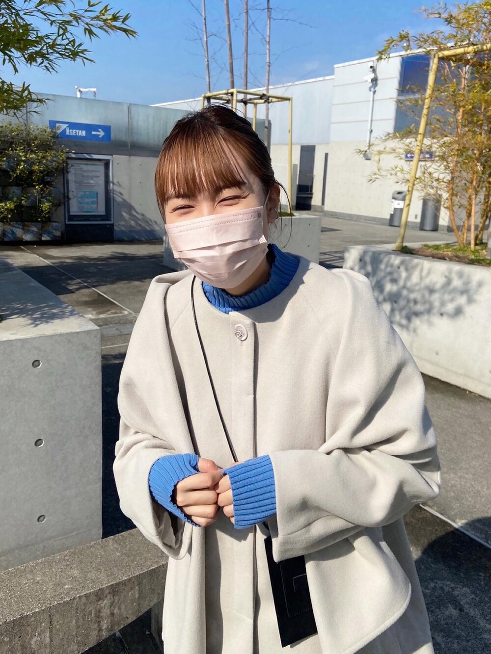 「冬のコーデ、mystic、mysticstaff、mystic京都ポルタ店、骨格ストレート、高身長女子、高身長コーデ、アウター、サイドゴアブーツ、ブルーコーデ、ショートパンツ、冬コーデ、お洒落さんとつながりたい、オトナカジュアル、ootd」｜「mysticの【サイズ展開あり】ストールフード付コート（その他アウター、グレー系）」を使った、sakuraさん（レディース・163cm）の冬コーディネートの5枚目の写真