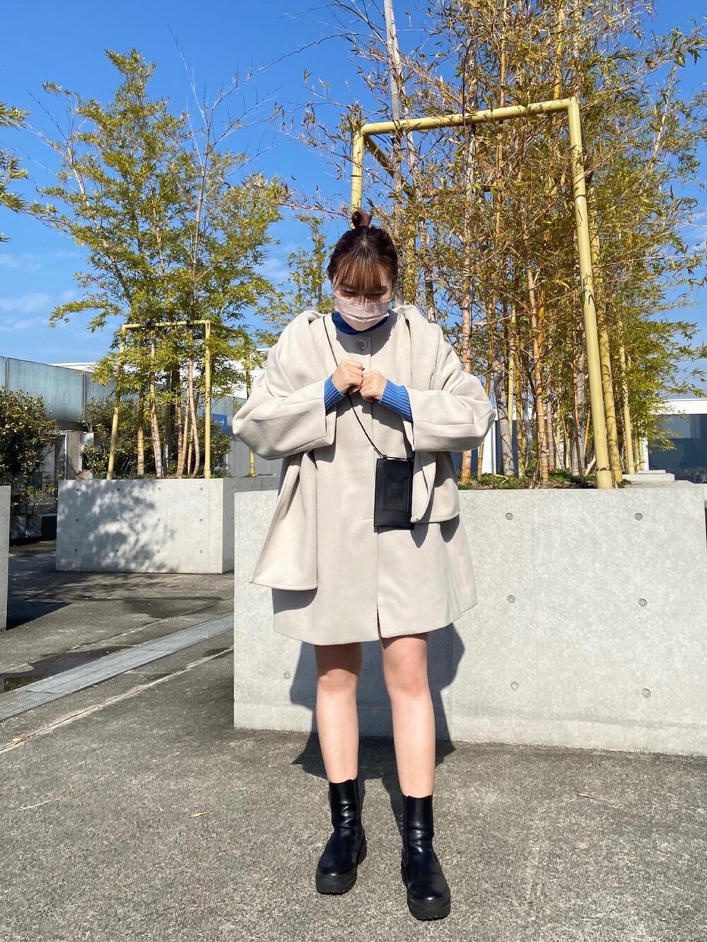 「冬のコーデ、mystic、mysticstaff、mystic京都ポルタ店、骨格ストレート、高身長女子、高身長コーデ、アウター、サイドゴアブーツ、ブルーコーデ、ショートパンツ、冬コーデ、お洒落さんとつながりたい、オトナカジュアル、ootd」｜「mysticの【サイズ展開あり】ストールフード付コート（その他アウター、グレー系）」を使った、sakuraさん（レディース・163cm）の冬コーディネートの3枚目の写真