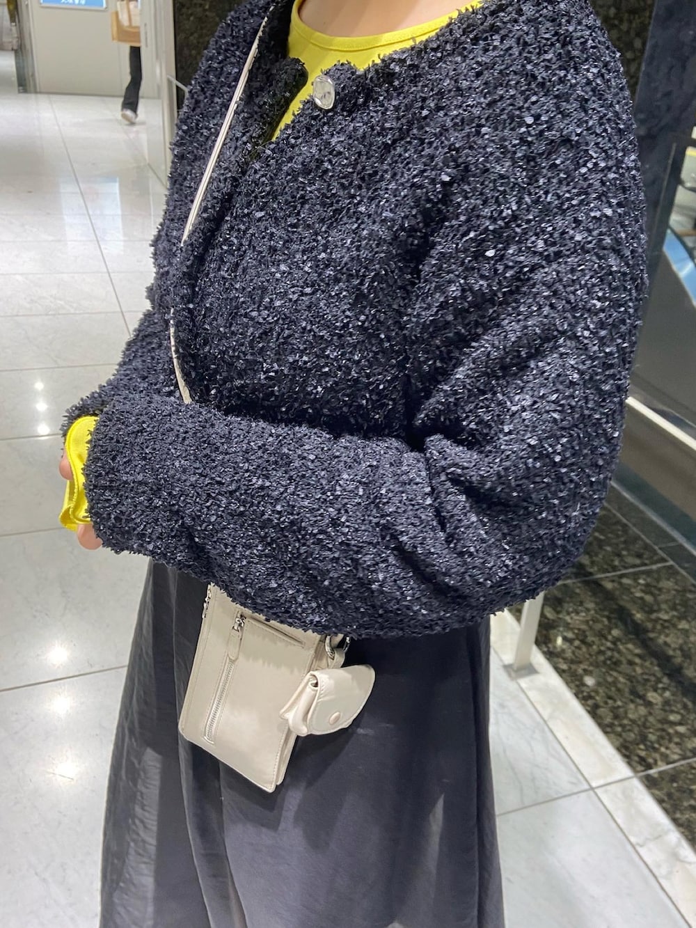 ブラック系のカーディガン/ボレロ、ブラック系のワンピース、ブラック系のその他パンツを着用したレディースの春コーディネートの5枚目の写真