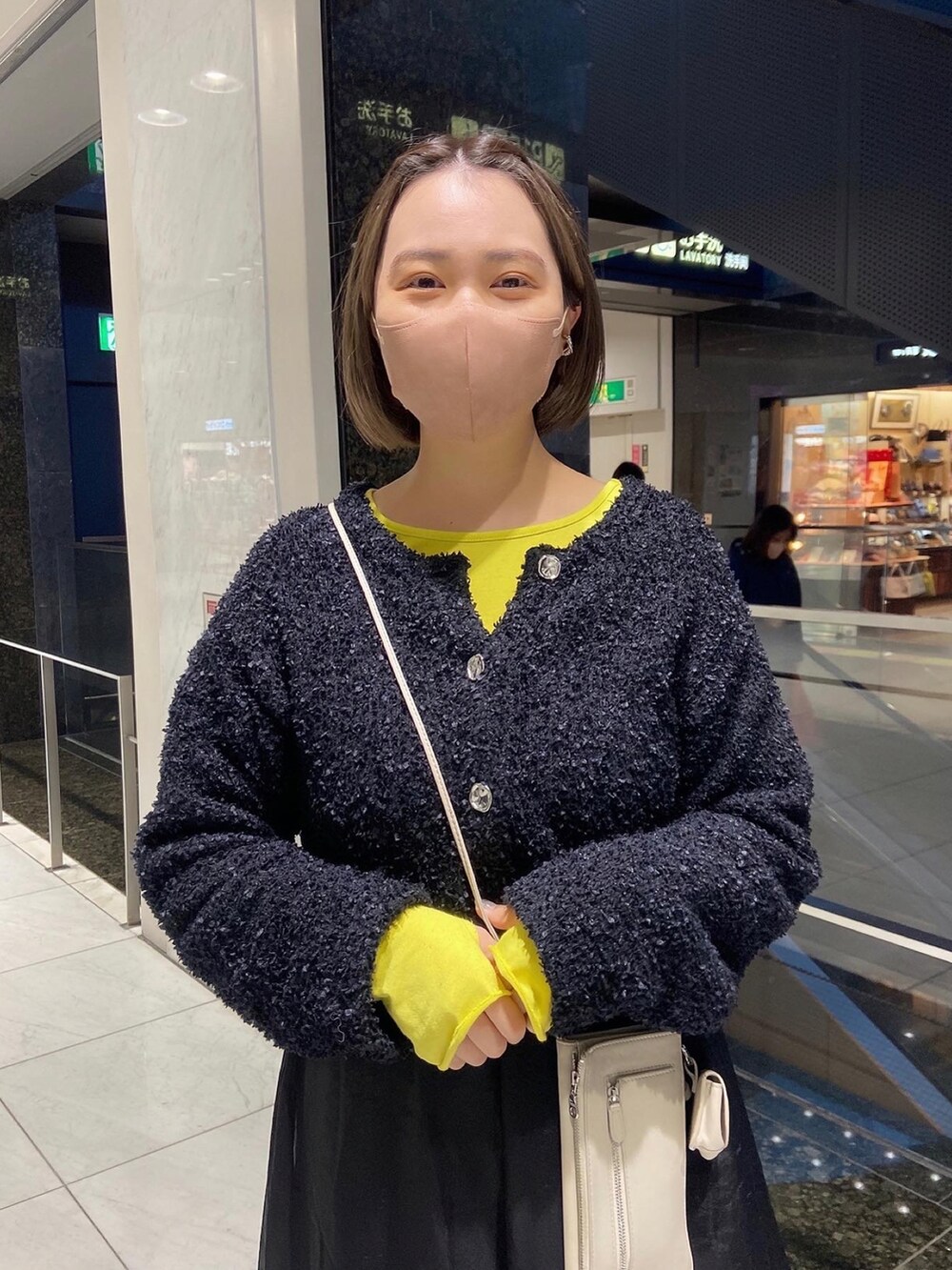 ブラック系のカーディガン/ボレロ、ブラック系のワンピース、ブラック系のその他パンツを着用したレディースの春コーディネートの3枚目の写真