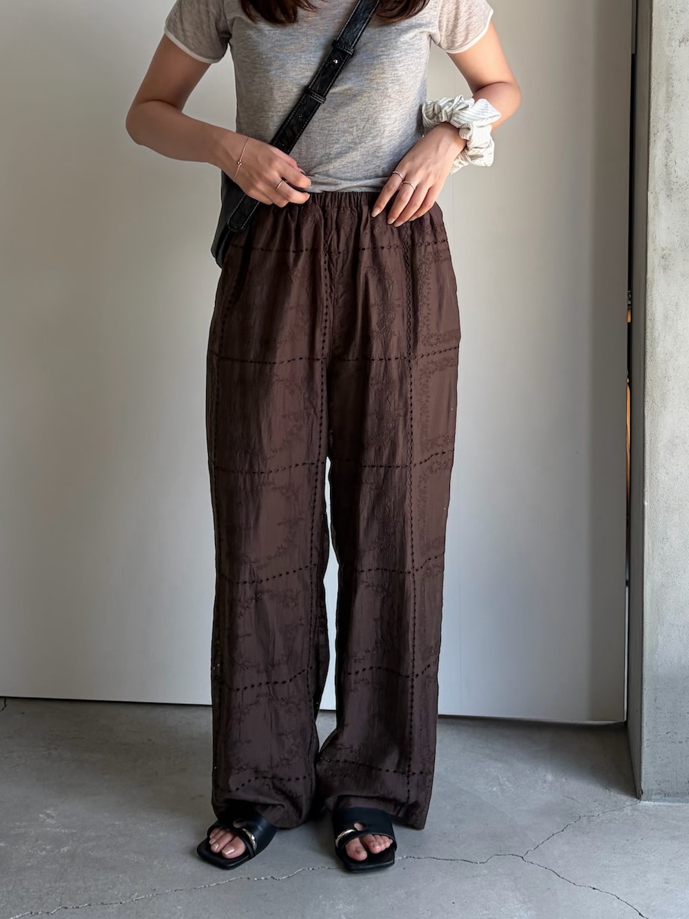 グレー系のTシャツ/カットソー、ブラウン系のその他パンツ、ブラック系のサンダルを着用したレディースの夏コーディネートの3枚目の写真
